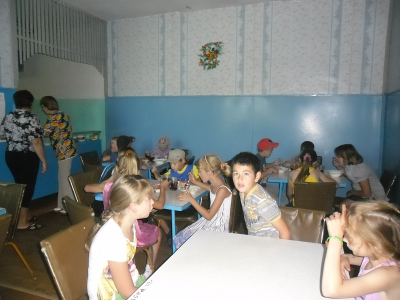 Во время обеда в летнем пришкольном оздоровительном лагере с дневным пребыванием детей &amp;quot;Радуга&amp;quot;